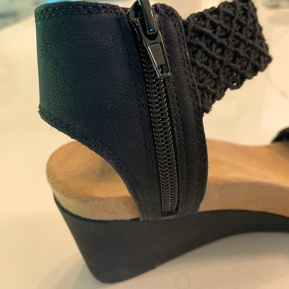 Lucky Brand Black/Tan Wedges - Picture 5 of 5